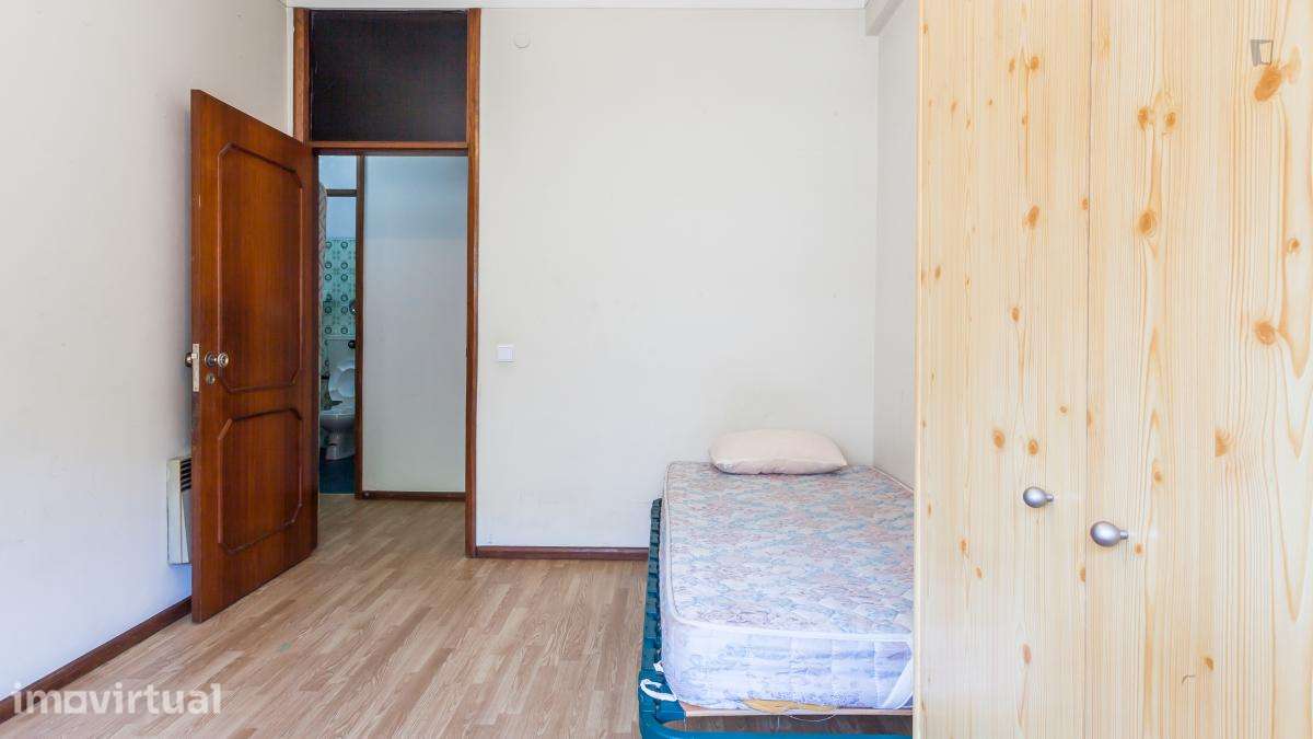 Quarto - localizado em Ramalde Porto - Grande imagem: 3/36