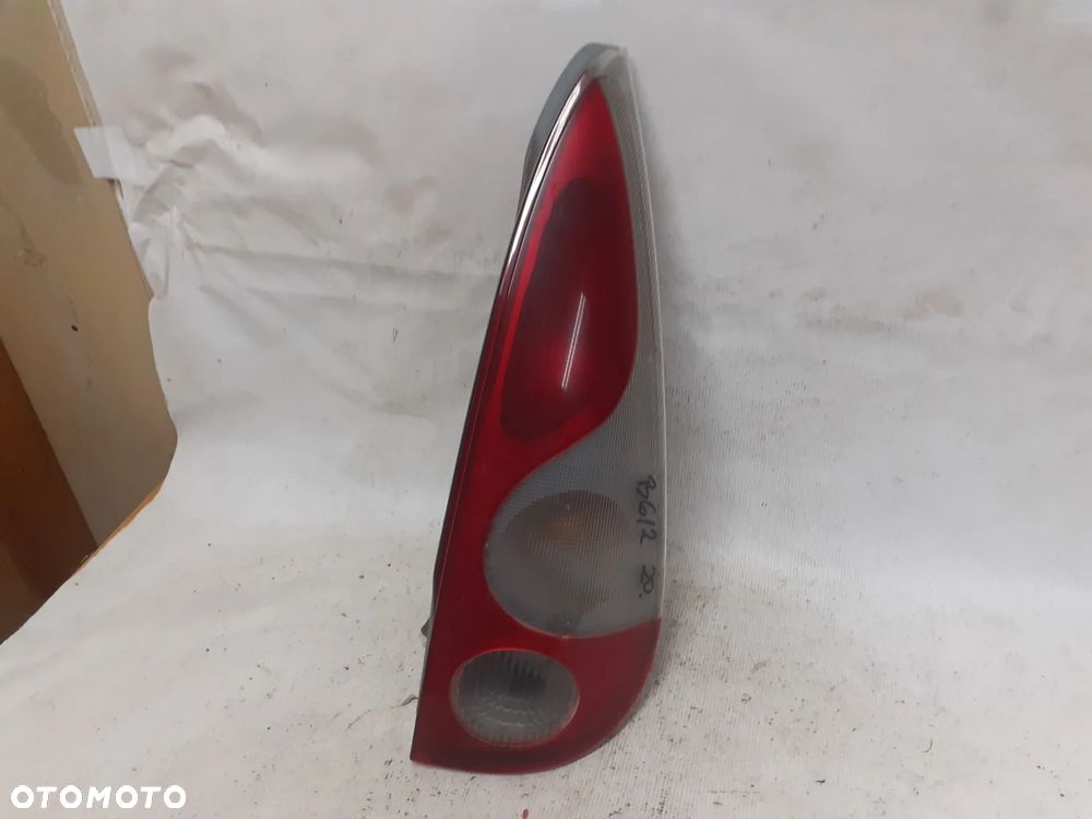 .  TYL TYLNA LAMPA PRAWA TOYOTA YARIS VERSO - 1