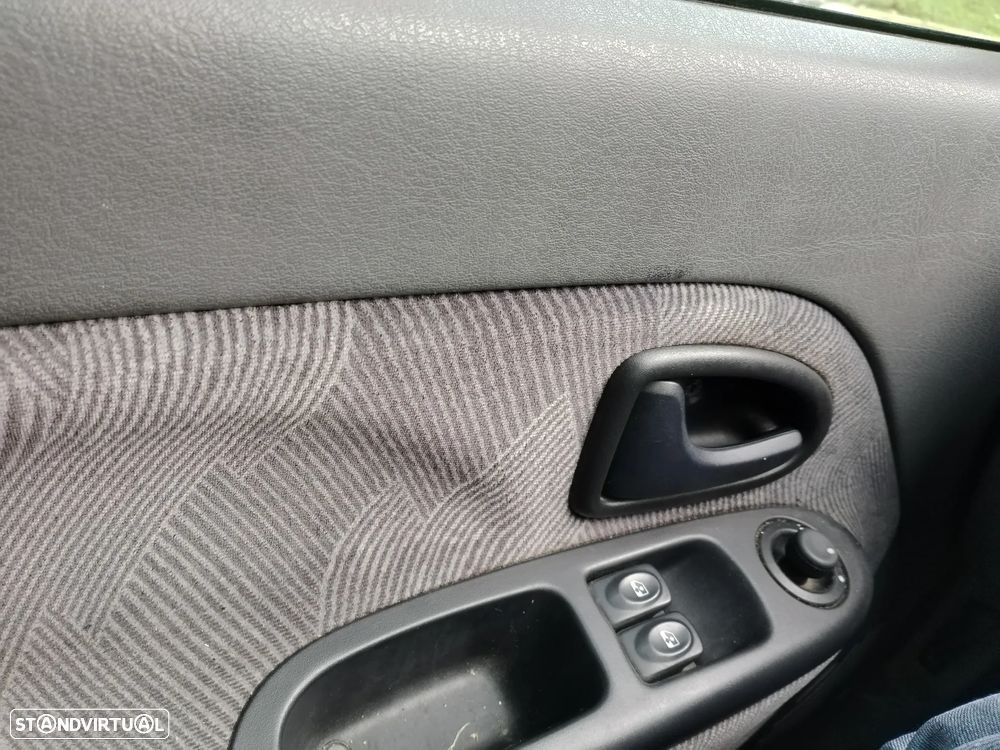 Renault Clio 1.9 DTi RXE - 16