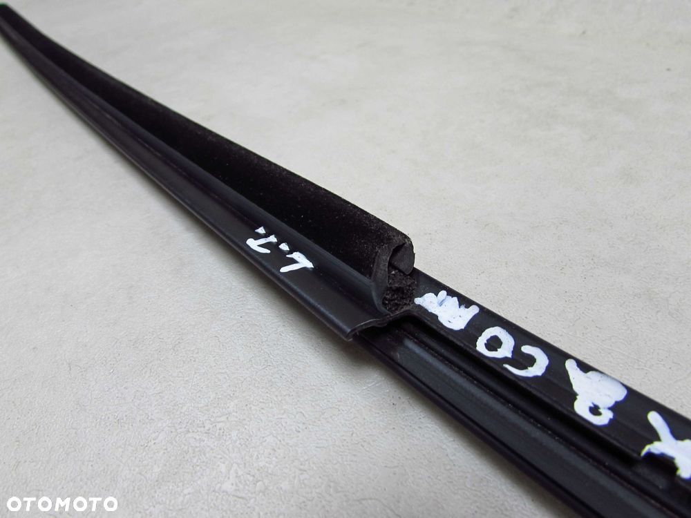LYNK&CO 01 LISTWA USZCZELKA ZGARNIAJACA PARAPET DRZWI TYL LEWA - 9