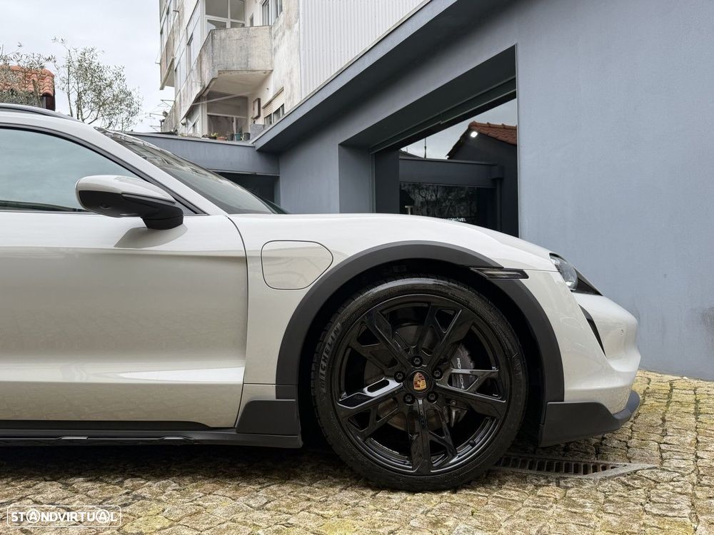 Porsche Taycan Cross Turismo 4 - 5