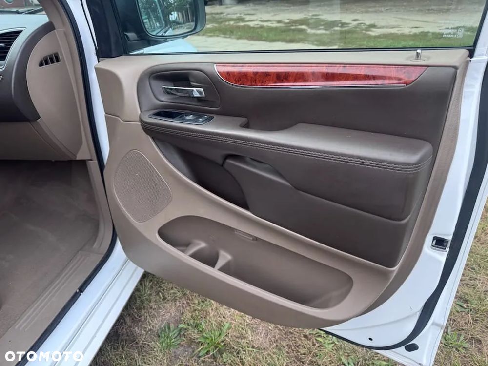 Chrysler Town & Country 3.6 Limited - 10