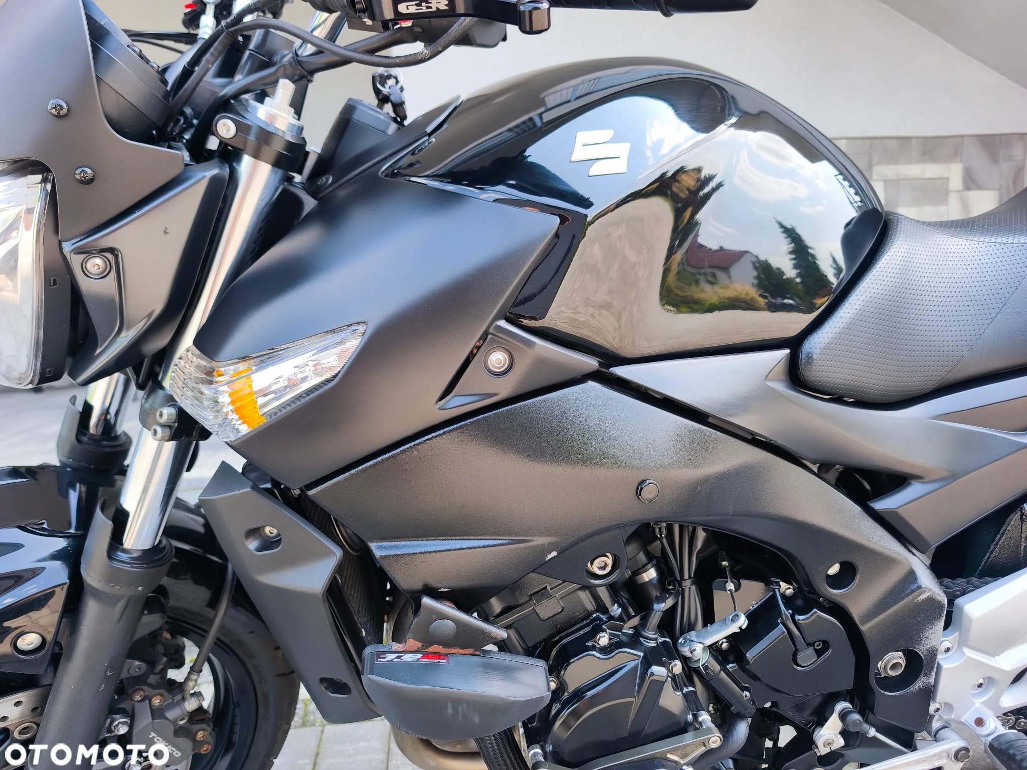 Suzuki GSR - 6