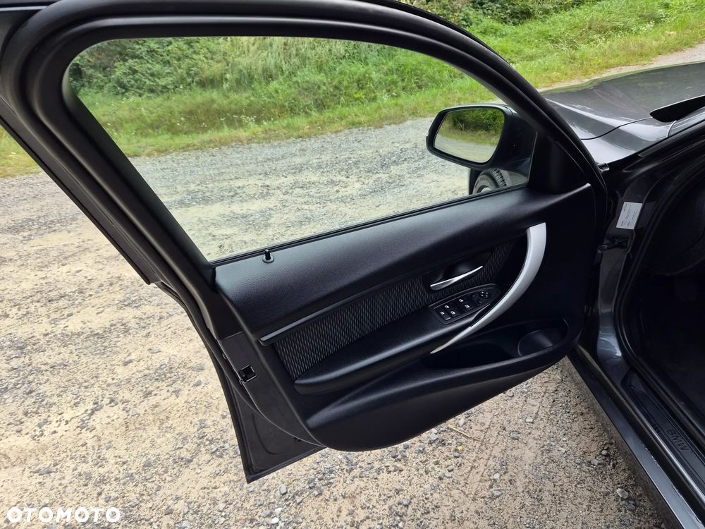 BMW Seria 3 320i - 26