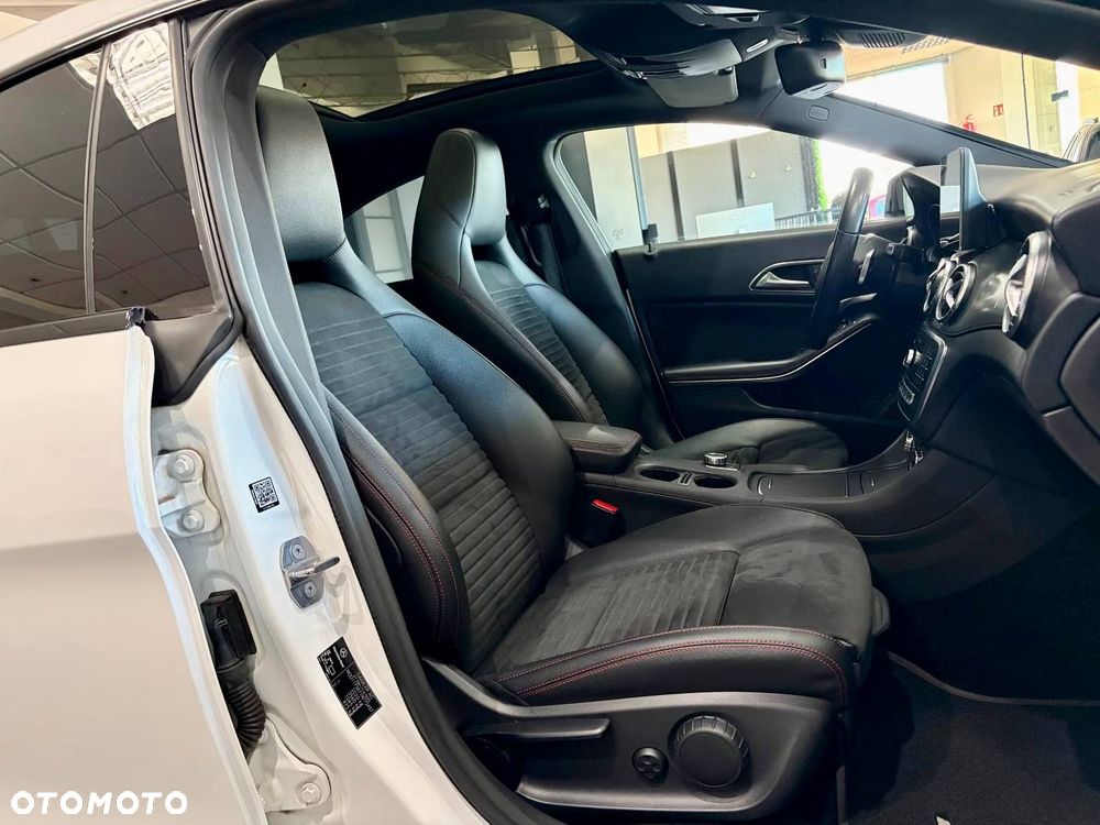 Mercedes-Benz CLA 220 4-Matic AMG Line - 32
