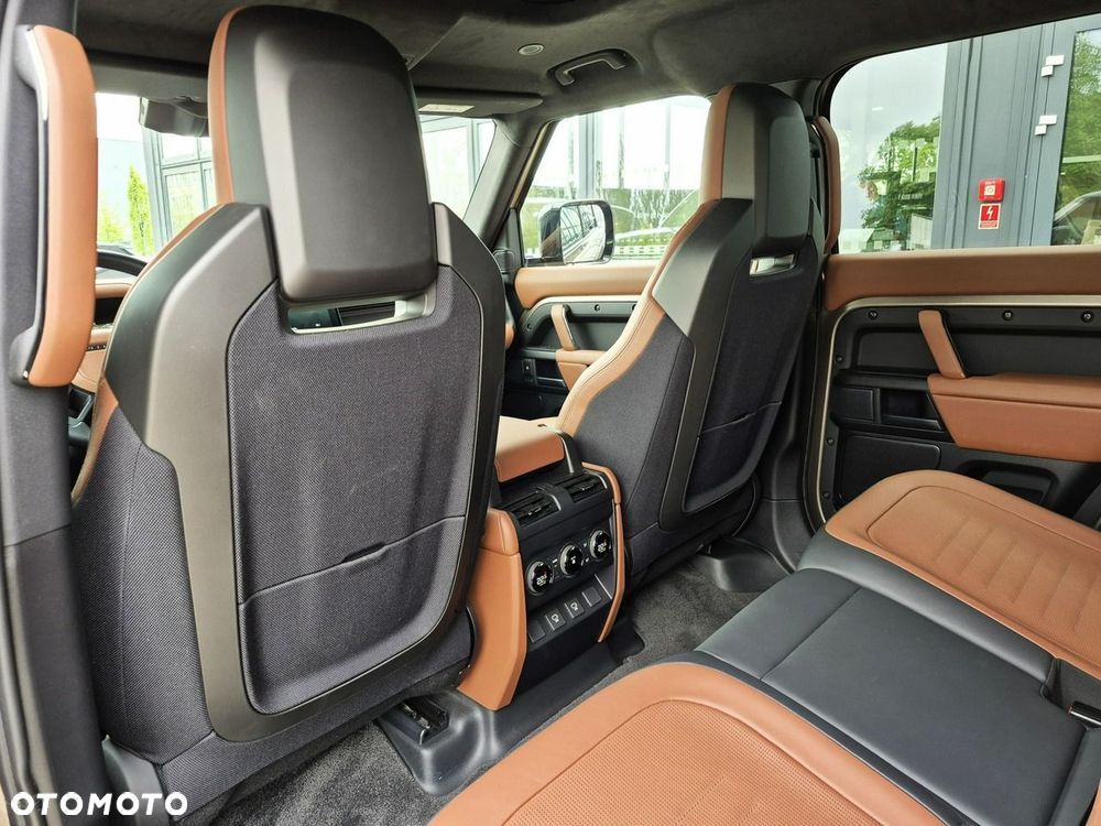 Land Rover Defender 110 P635 OCTA - 25