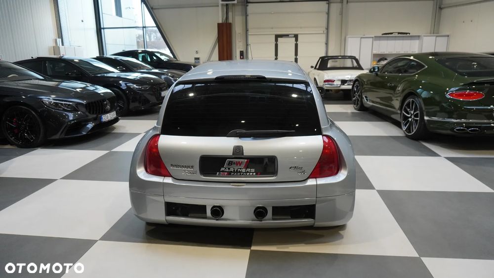 Renault Clio 3.0 V6 Sport - 15