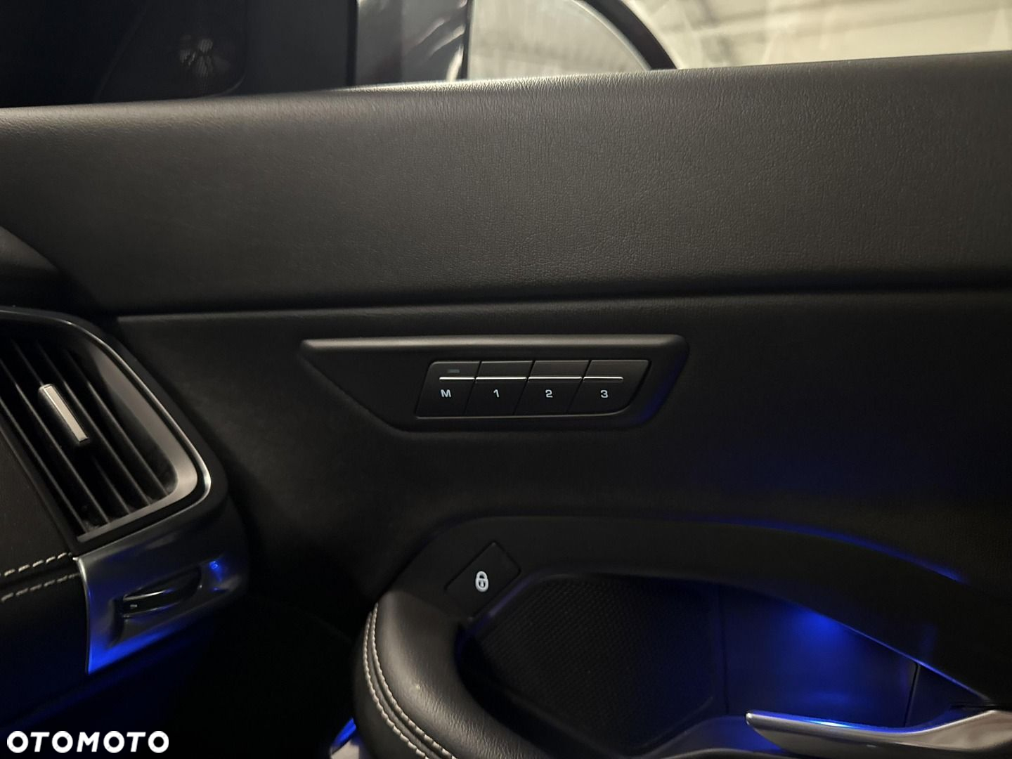 Jaguar E-Pace 2.0 i4P AWD R-Dynamic - 28
