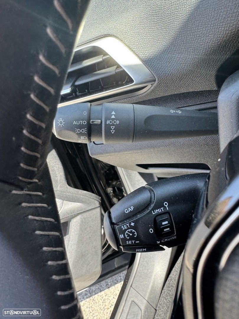 Peugeot 5008 1.2 PureTech Allure - 25