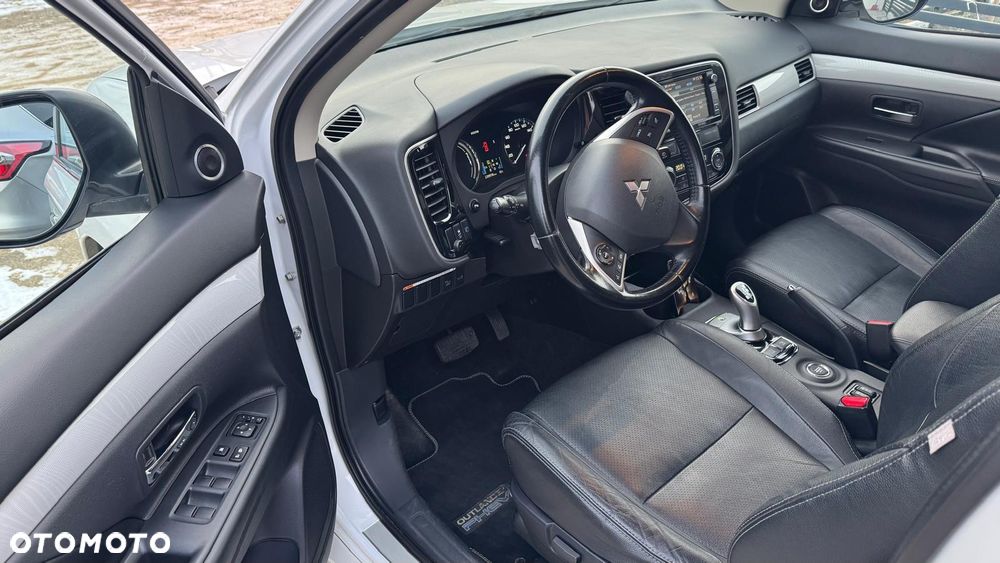 Mitsubishi Outlander Instyle NAVI + - 9