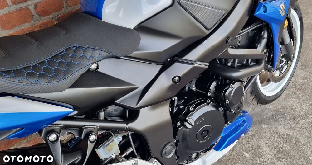 Suzuki GSR - 2