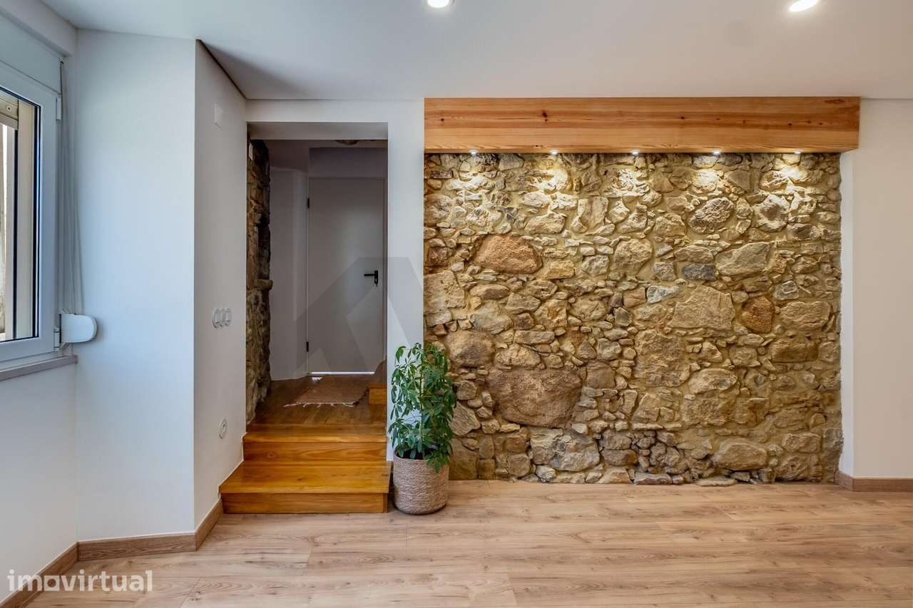 Moradia de aldeia reconstruída  — com pedra original, 2 suites e a 30m - Grande imagem: 5/35