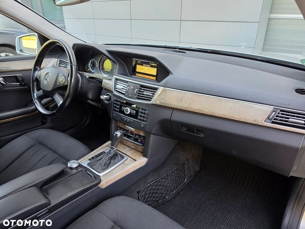 Mercedes-Benz Klasa E 200 CGI BlueEFFICIENCY Automatik Elegance - 24