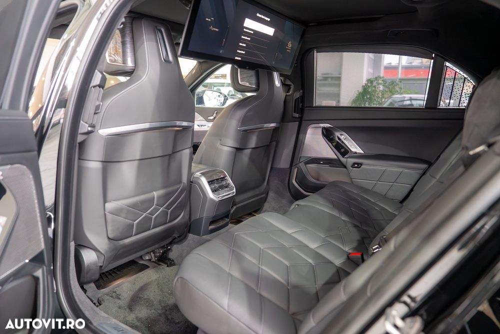 BMW Seria 7 M 760 e xDrive - 24