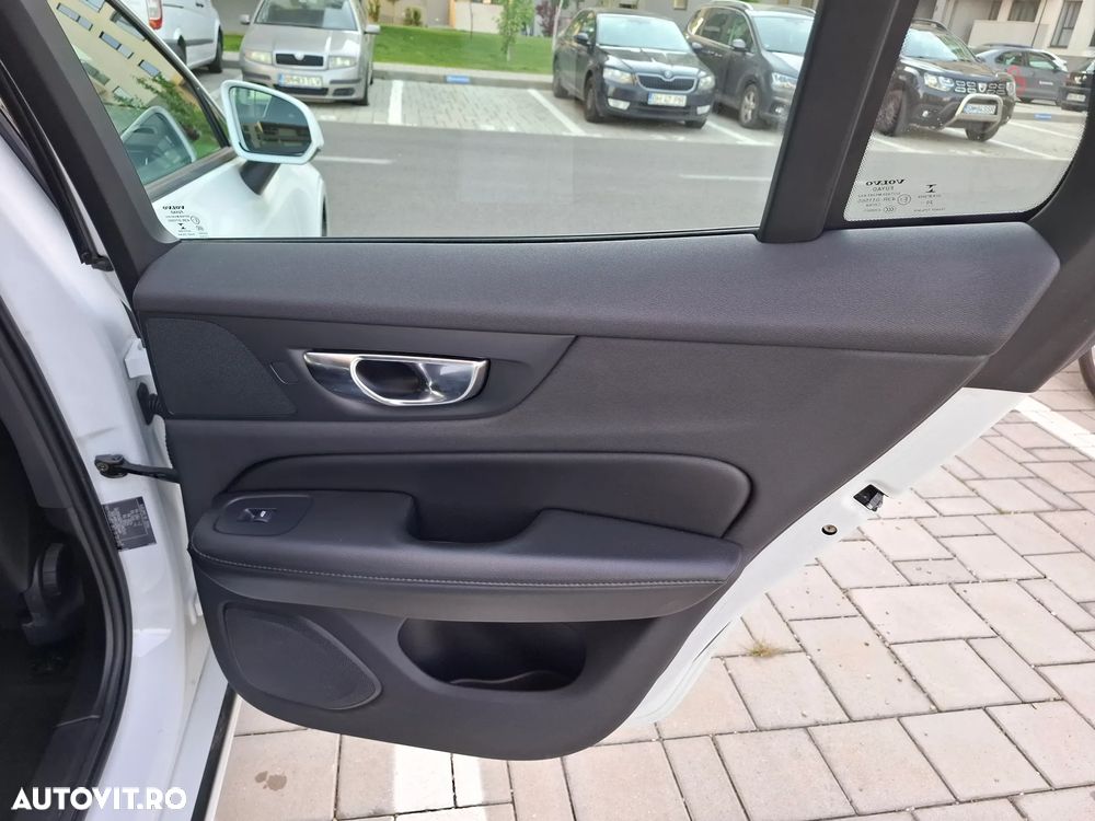 Volvo V60 B4 MHEV AT8 FWD Momentum Pro - 16