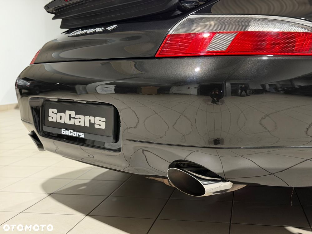 Porsche 911 Carrera 4 - 15