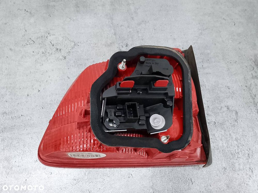 LAMPY KOMPLET W KLAPĘ  VW TOURAN II 1T0945094 2.0 TDI - 12