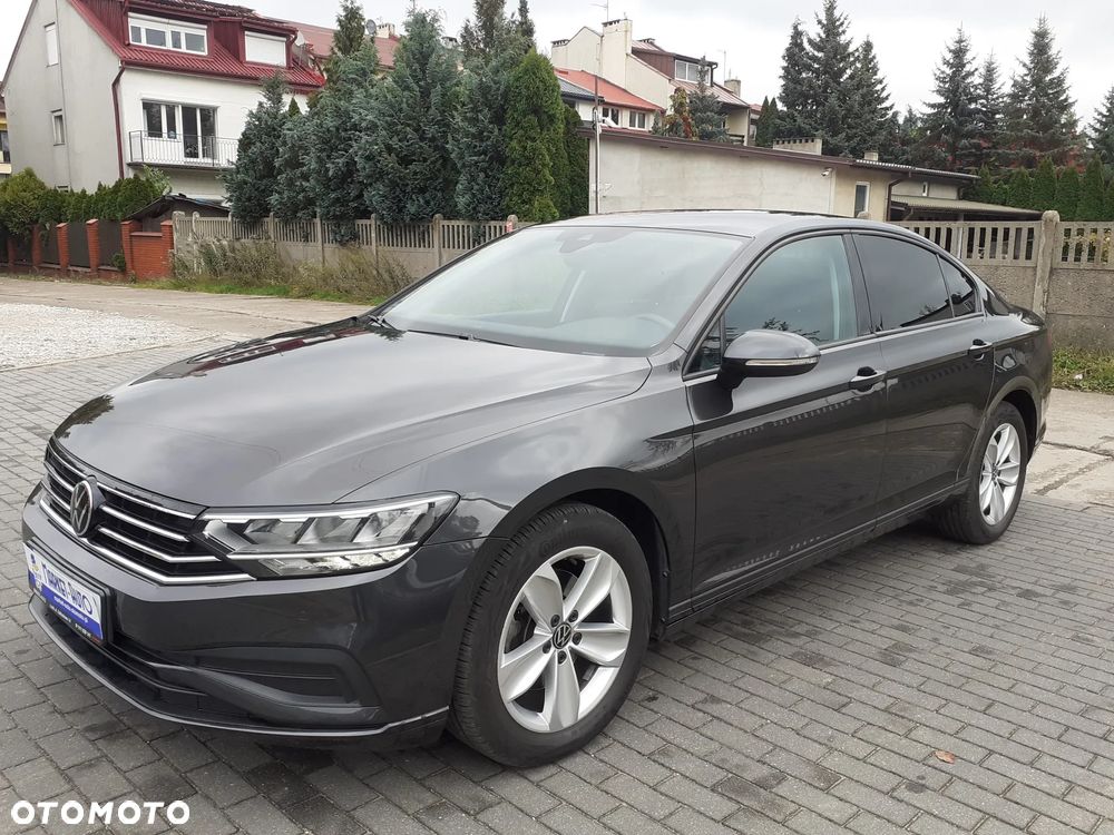 Volkswagen Passat - 1