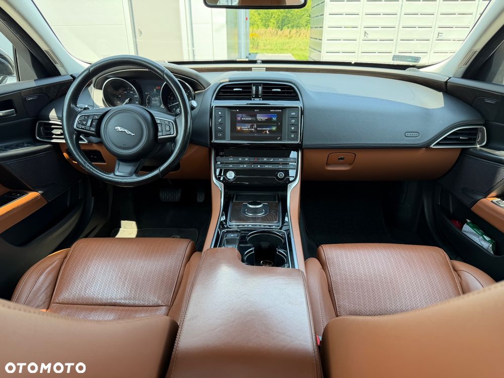 Jaguar XE 2.0 T Portfolio - 36