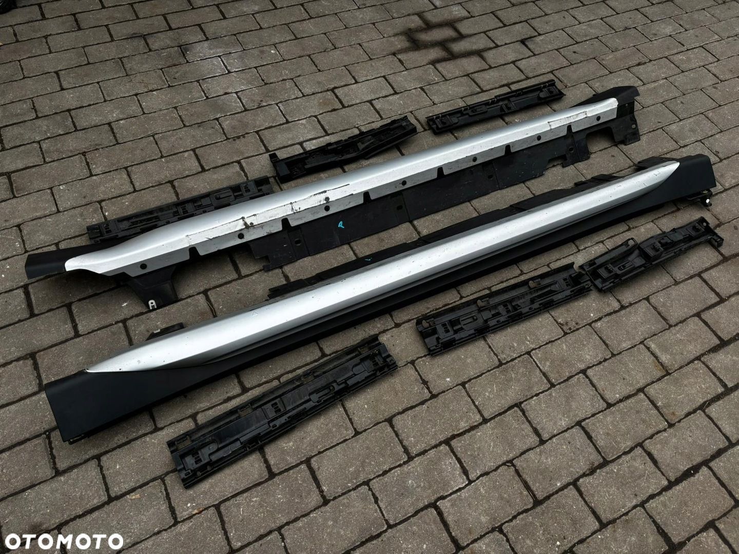 BMW X1 F48 LISTWA PROGOWA PRAWA KOMPLETNA - 1