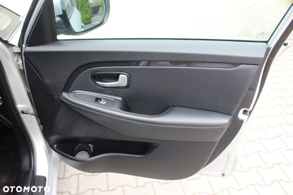 Kia Carens 1.7 CRDi 115 Dream-Team Edition - 31
