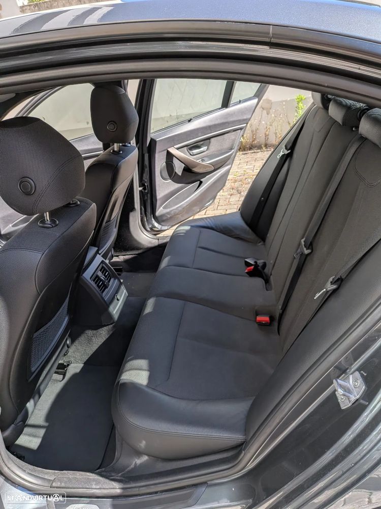 BMW 320 d LifeStyle Auto - 11