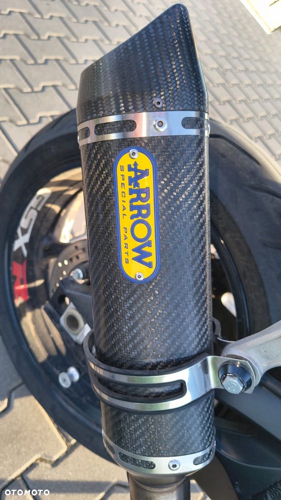 Suzuki GSR - 8