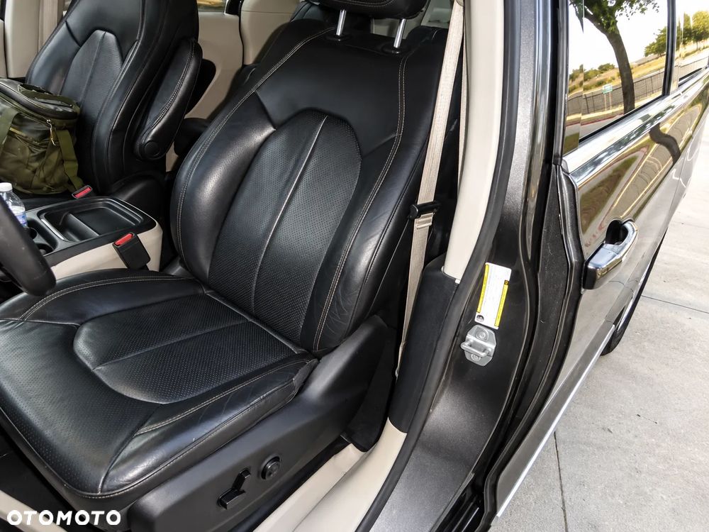 Chrysler Pacifica - 11
