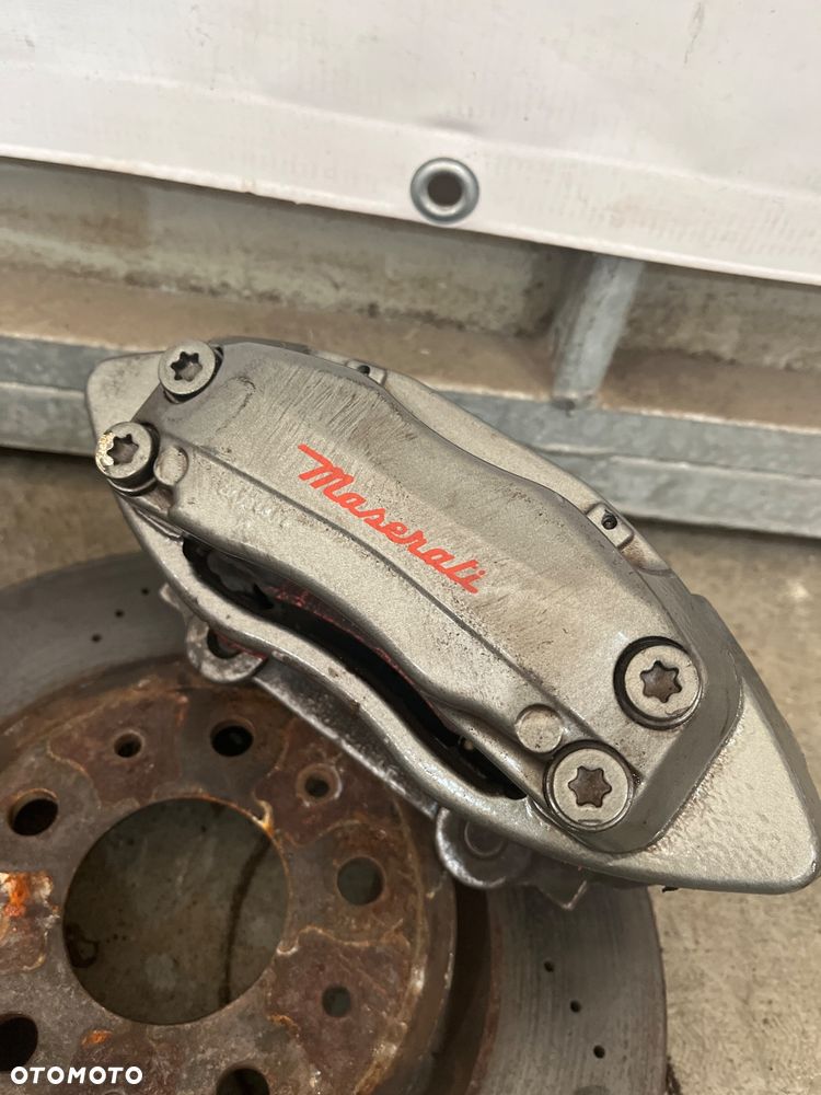 Zestaw zacisków Brembo z tarczami nawiercanymi Maserati Quatroporte 4.2 - 6