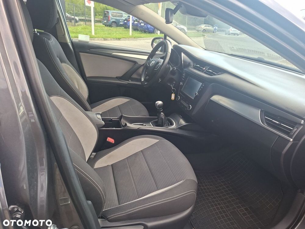 Toyota Avensis 2.0 D-4D Premium - 9