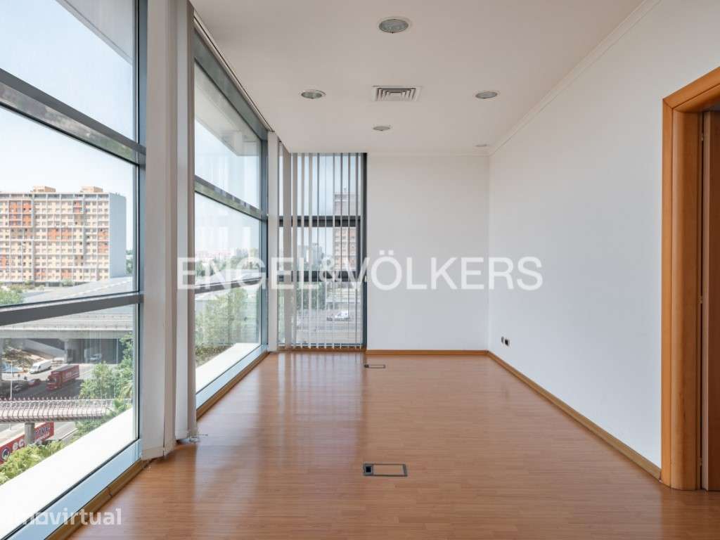 Espaço comercial com garagem em Marvila - Grande imagem: 3/27