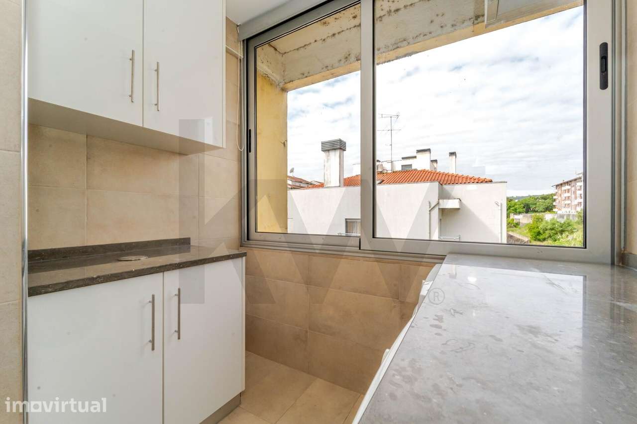Apartamento T2 na Rua Carlos Seixas | Luminoso e pronto a habitar - Grande imagem: 4/21