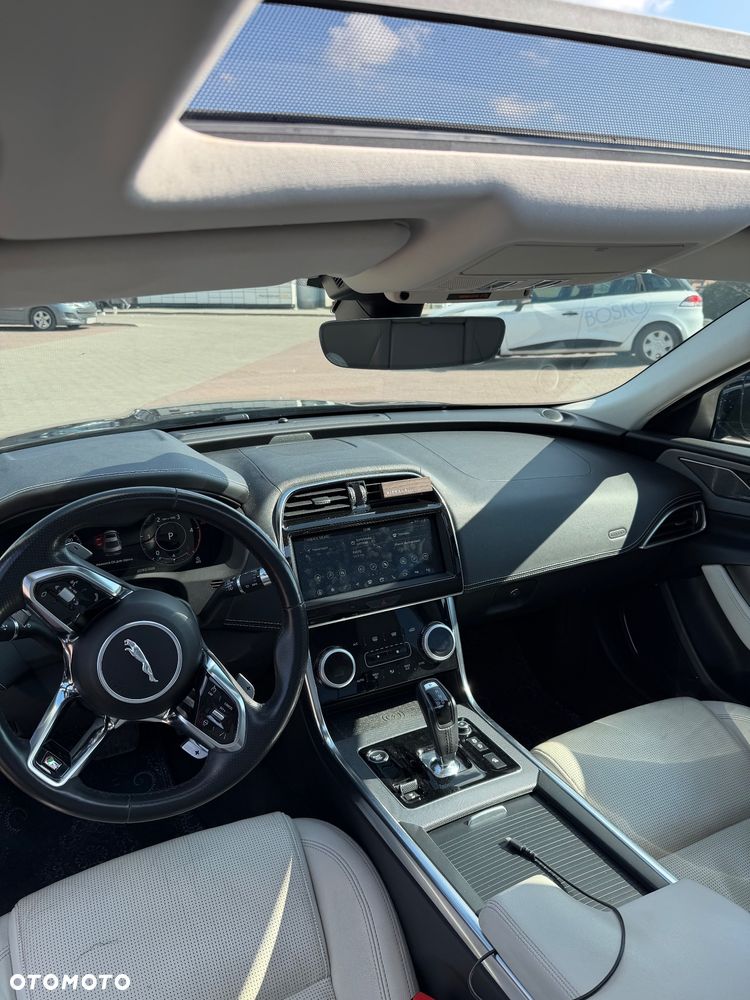 Jaguar XE 2.0 D180 R-Dynamic S - 27