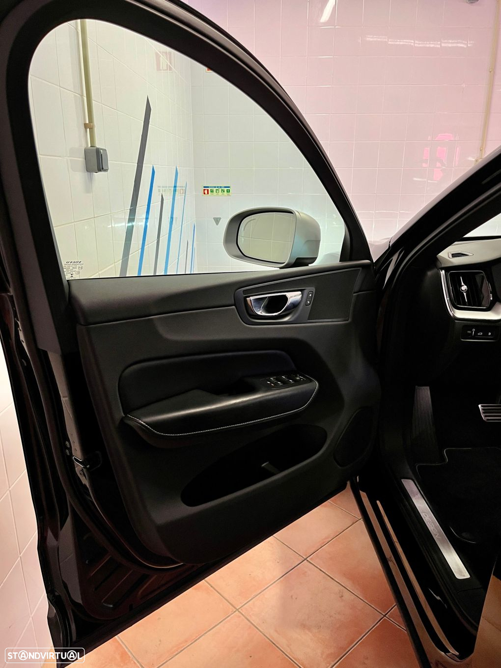 Volvo XC 60 2.0 T8 PHEV R-Design AWD - 26