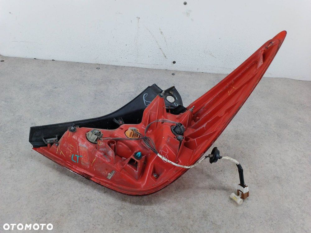 LAMPA TYLNA LEWA NISSAN TIIDA HATCHBACK 5D - 6