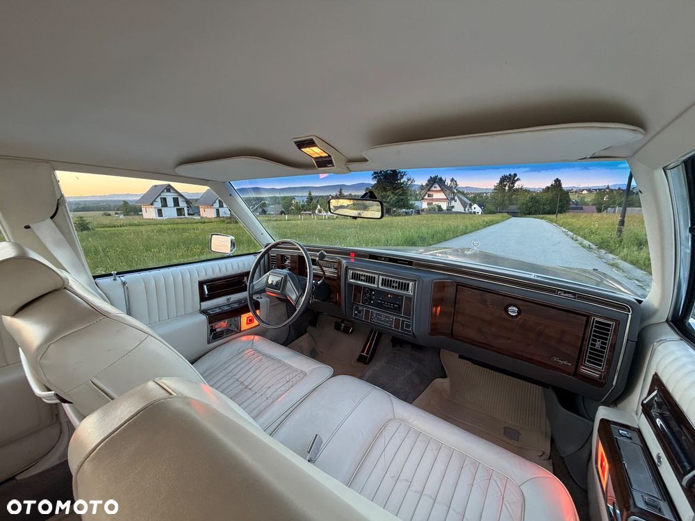 Cadillac Brougham - 17