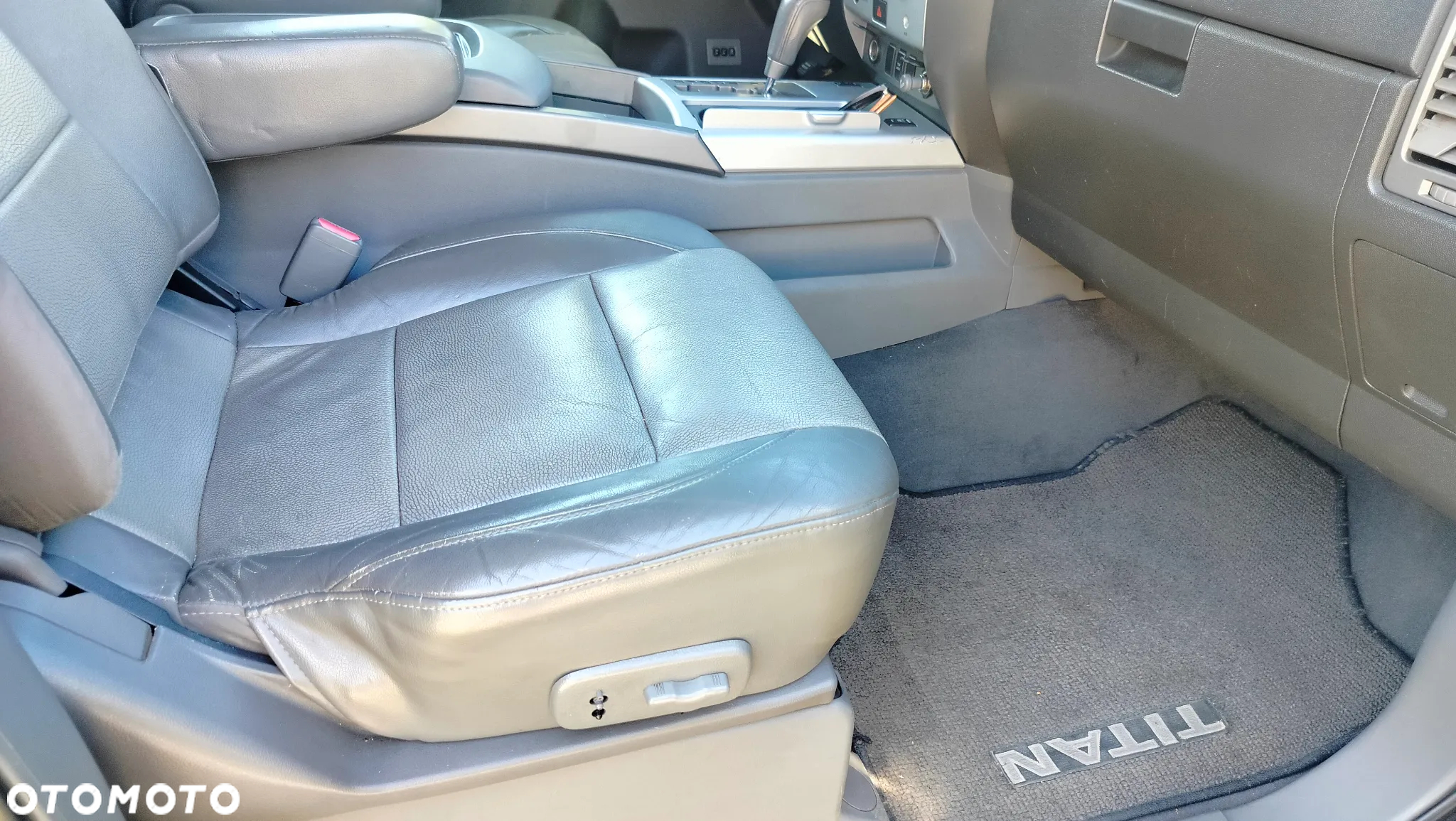 Nissan Titan 5.6 V8 LE Crew Cab - 30
