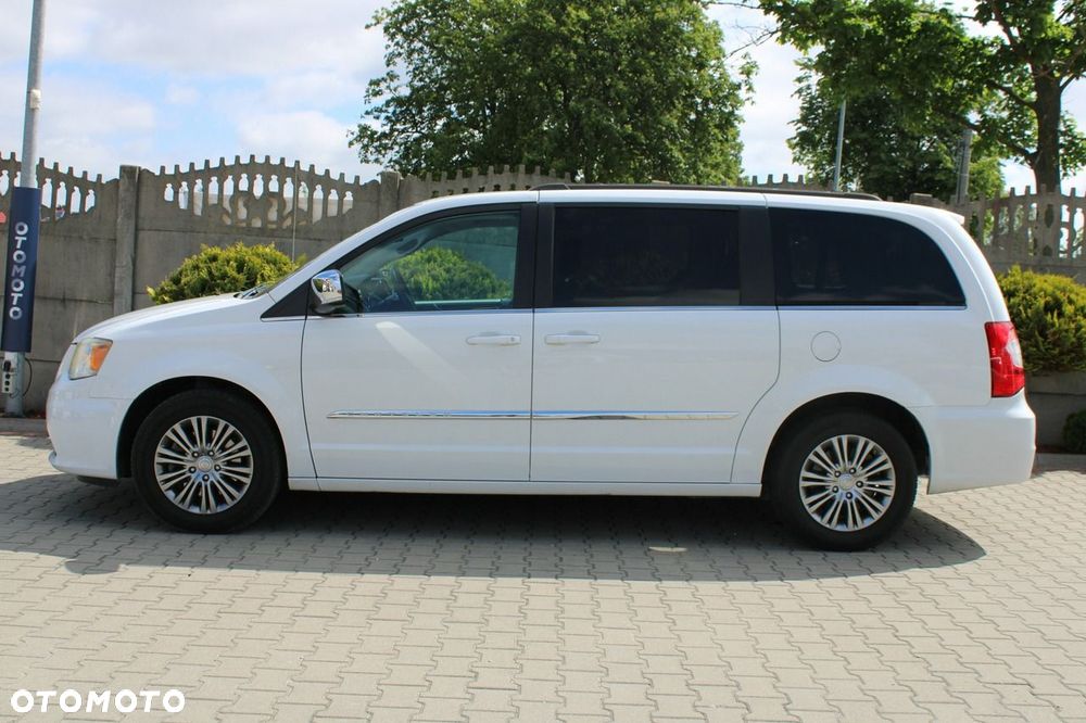 Chrysler Town & Country - 10