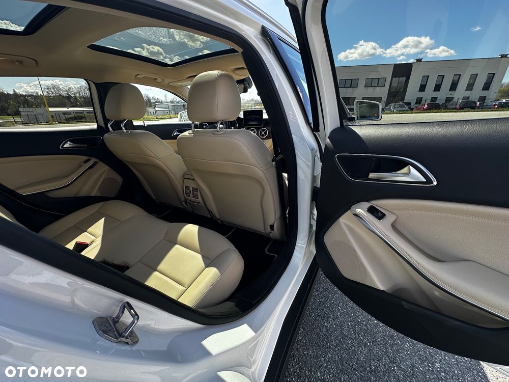 Mercedes-Benz GLA 250 4Matic 7G-DCT - 19