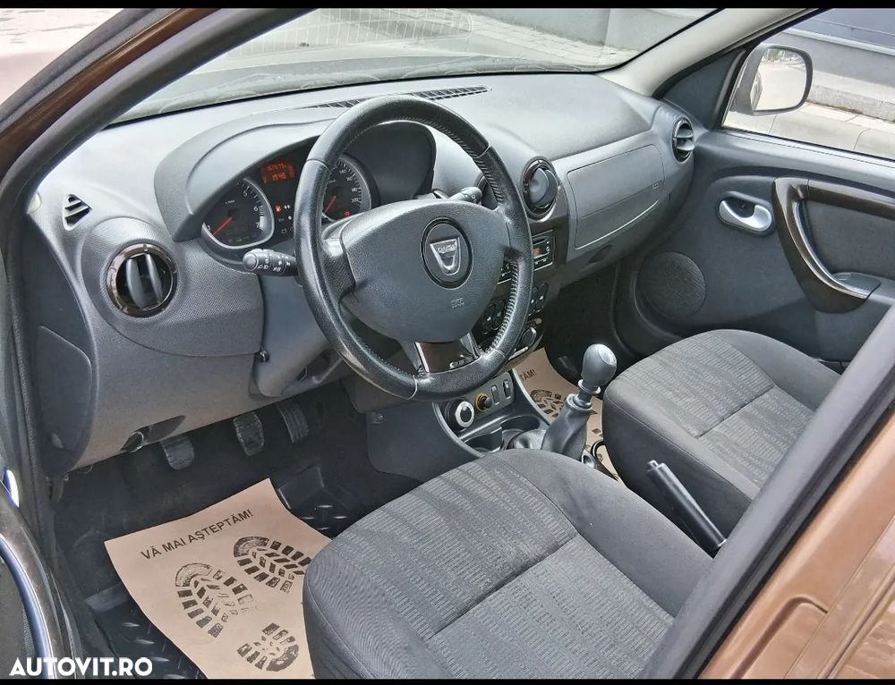 Dacia Duster 1.6 16V 4x4 Prestige - 9