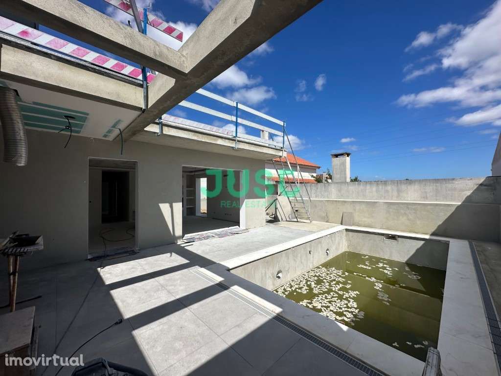 Moradia terréa, isolada, T3+1 com 2 suítes e piscina em Fernão Ferro - Grande imagem: 4/16