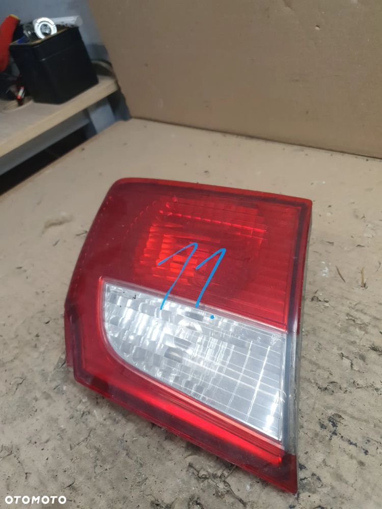 MAZDA 626 V GF LAMPA LEWA TYŁ W KLAPĘ 132-61922 - 2