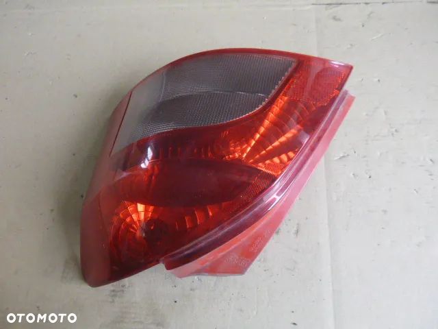 LAMPA PRAWY TYŁ PRAWA TYLNA TOYOTA YARIS II 5D 05-09 - 4