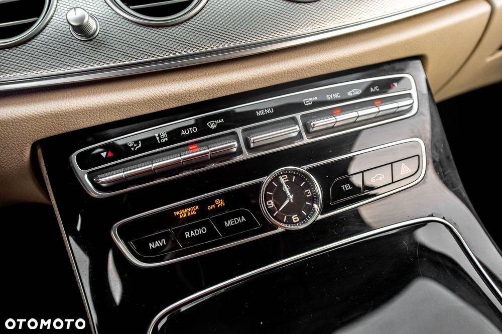 Mercedes-Benz Klasa E 220 d 4-Matic 9G-TRONIC - 35