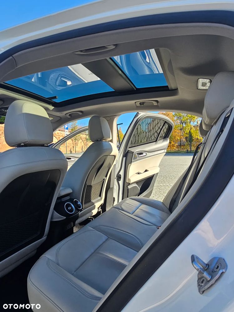 Alfa Romeo Stelvio - 13