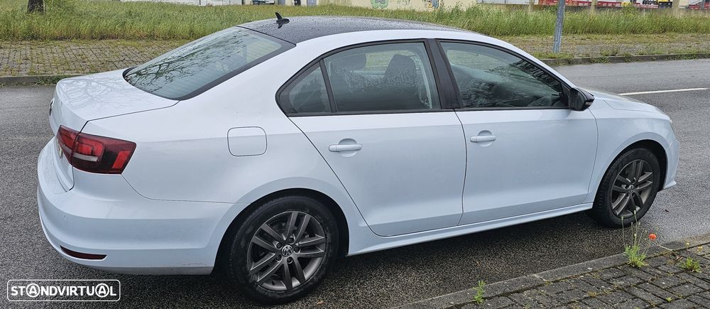 VW Jetta 2.0 TDI Confortline - 25