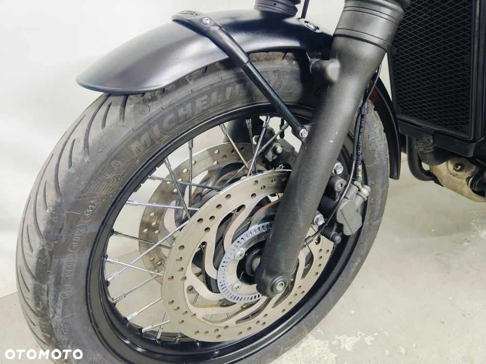 Triumph Bonneville - 22