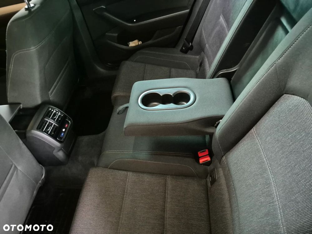 Volkswagen Passat ver-1-4-tsi-bmt-act-comfortline - 17