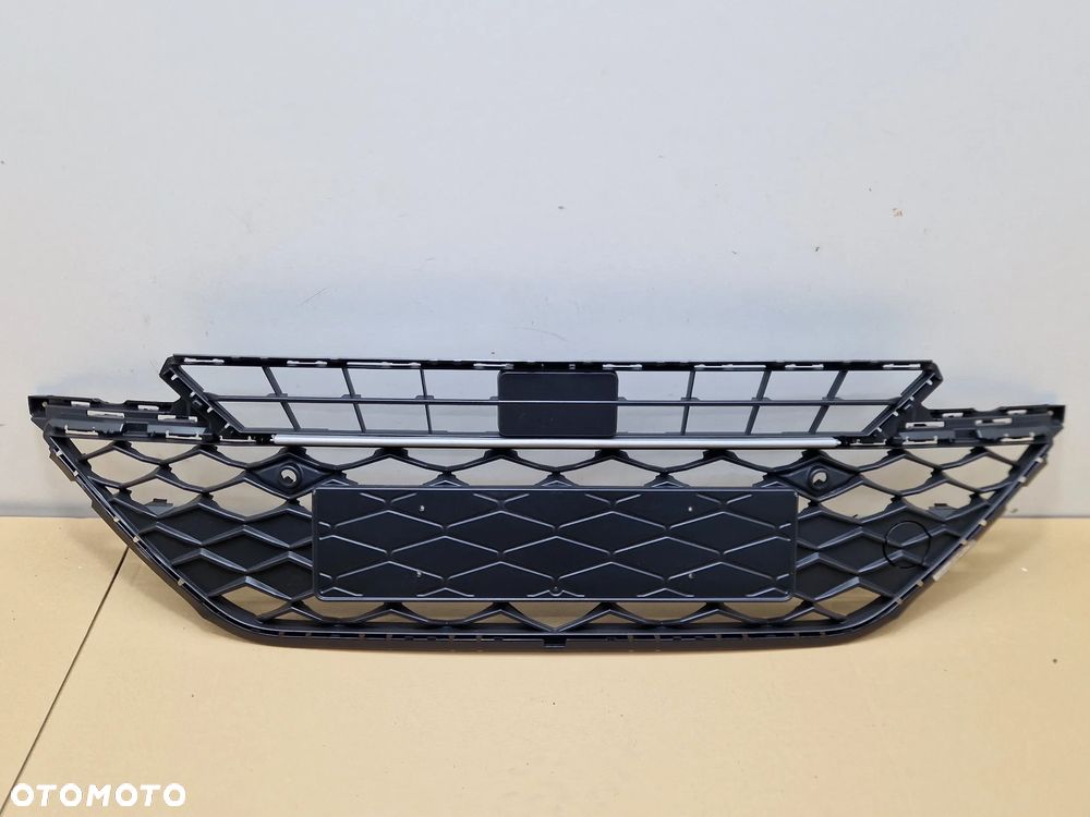 SEAT ATECA LIFT 2020>-- KRATKA ŚRODKOWA ZDERZAKA 575853668M