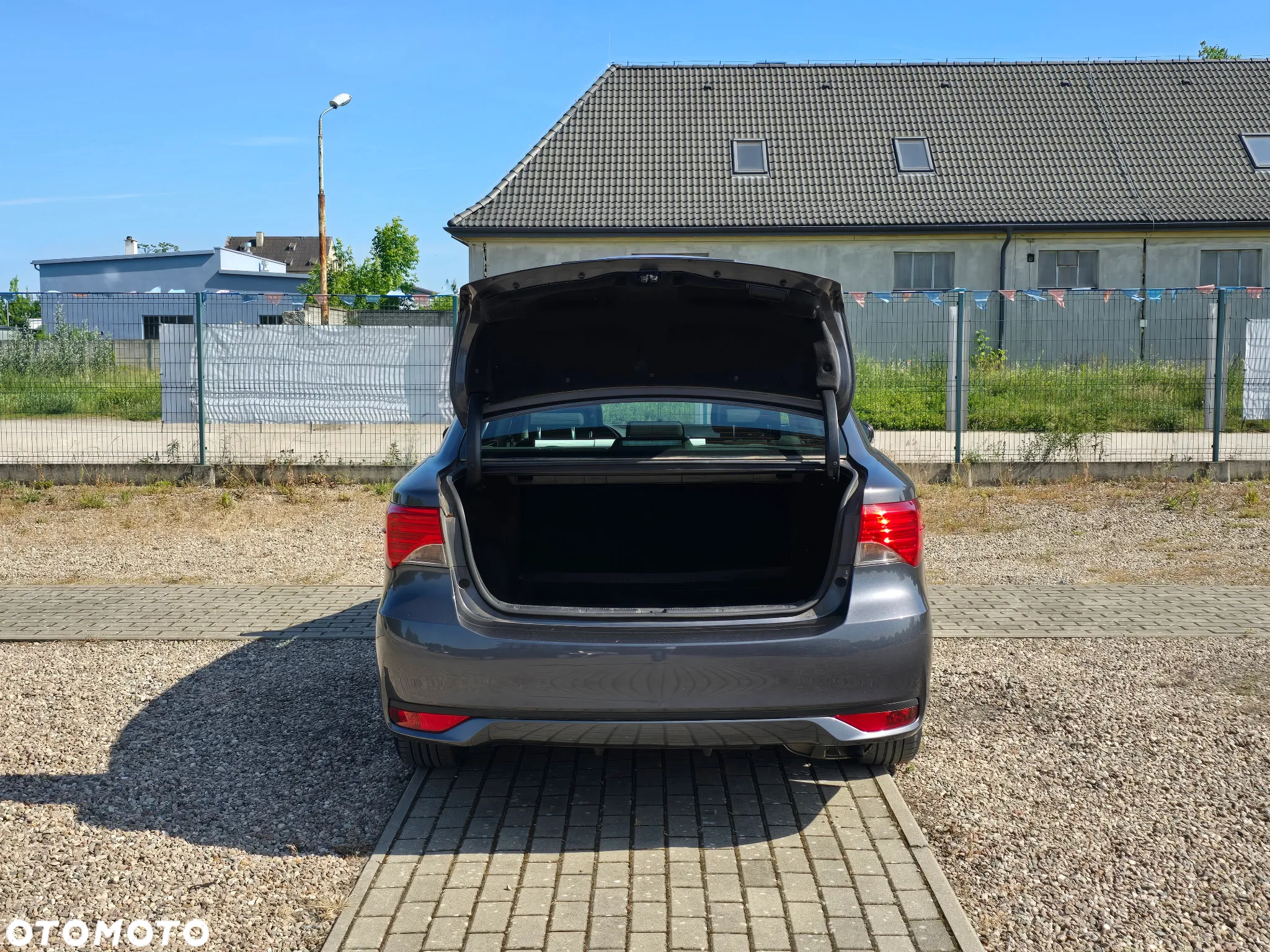Toyota Avensis 1.6 Luna - 11